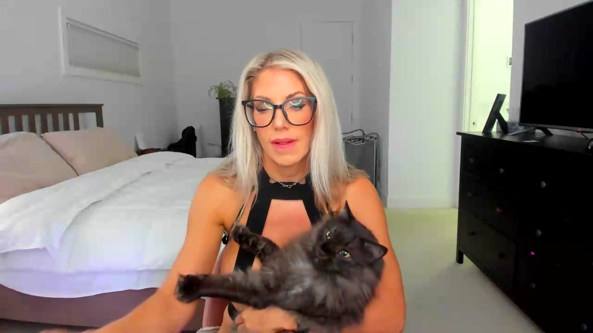 Gallery image thumbnail from Kymmmy's myfreecams stream on, 08/26/2026, 01:32 image 17 of 20