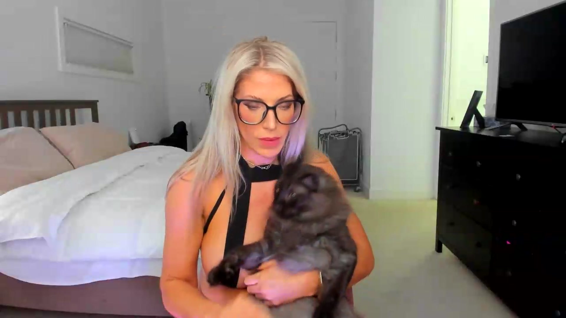 Gallery image thumbnail from Kymmmy's myfreecams stream on, 08/26/2026, 01:32 image 12 of 20