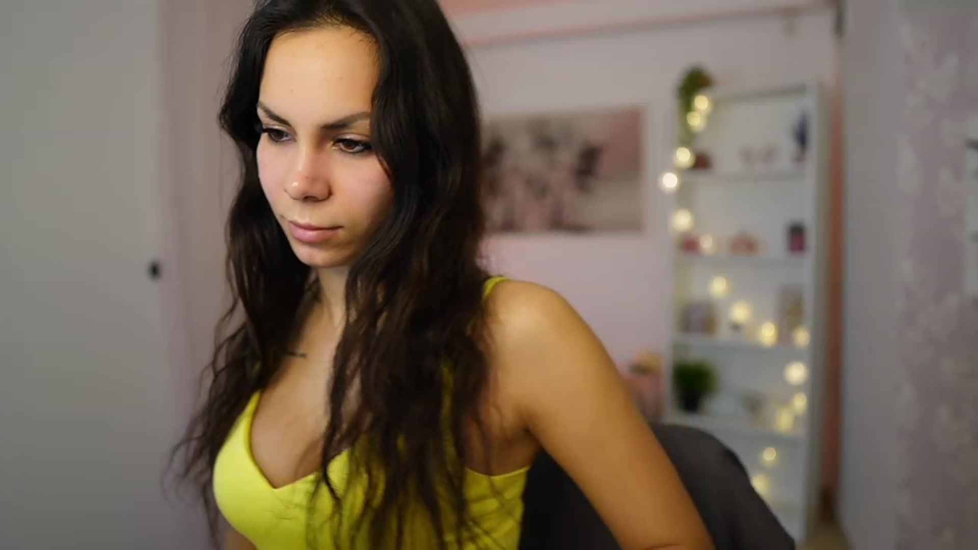 Gallery image thumbnail from Kyra_Angel's myfreecams stream on, 01/23/2024, 21:35 image 18 of 20