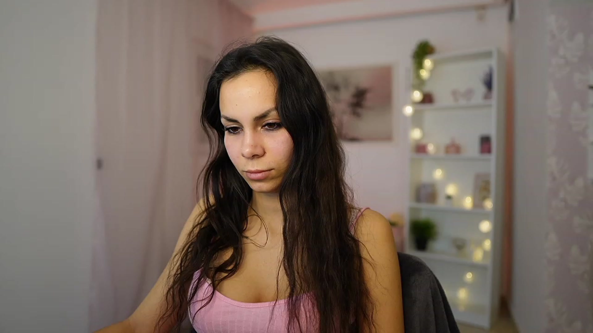 Gallery image thumbnail from Kyra_Angel's myfreecams stream on, 01/25/2024, 21:01 image 8 of 20