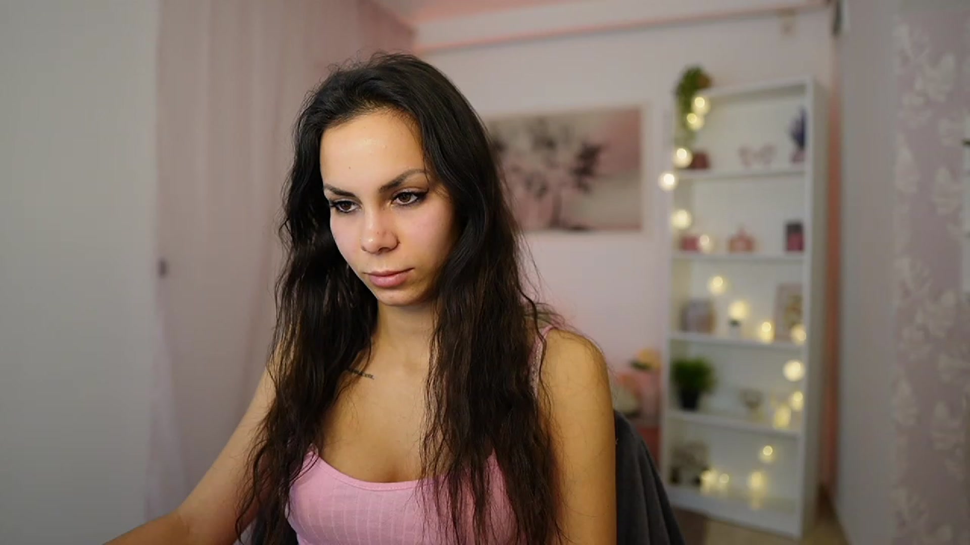 Gallery image thumbnail from Kyra_Angel's myfreecams stream on, 01/25/2024, 21:01 image 18 of 20