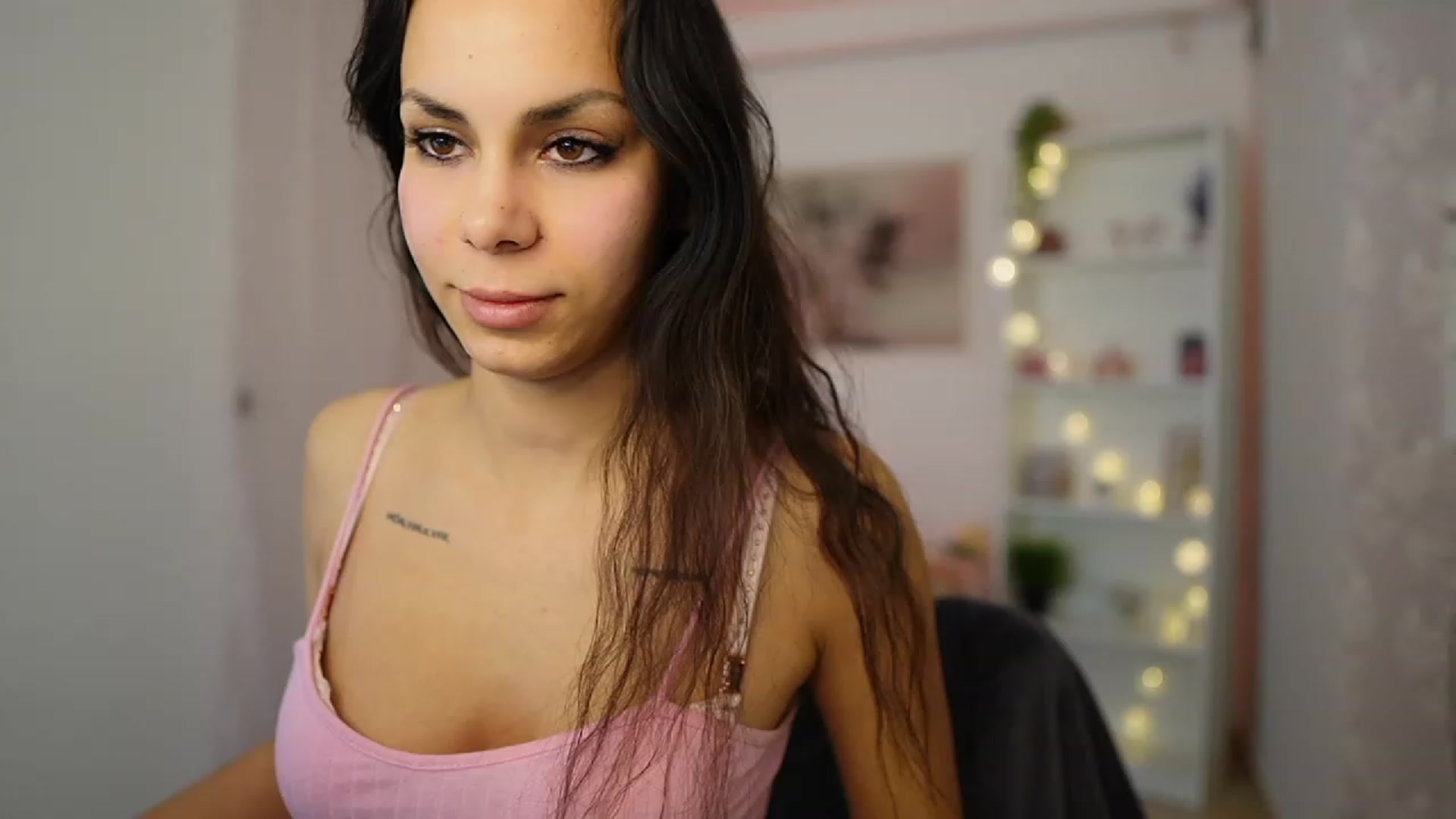 Gallery image thumbnail from Kyra_Angel's myfreecams stream on, 01/25/2024, 21:01 image 16 of 20