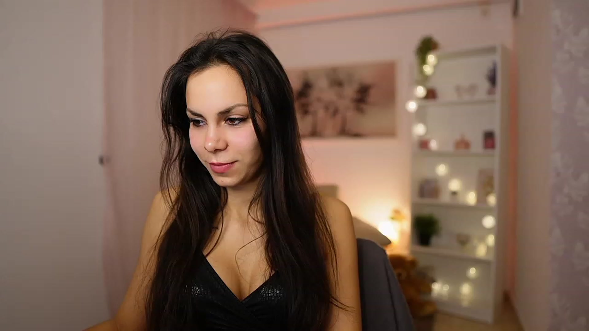 Gallery image thumbnail from Kyra_Angel's myfreecams stream on, 01/29/2024, 21:30 image 17 of 20
