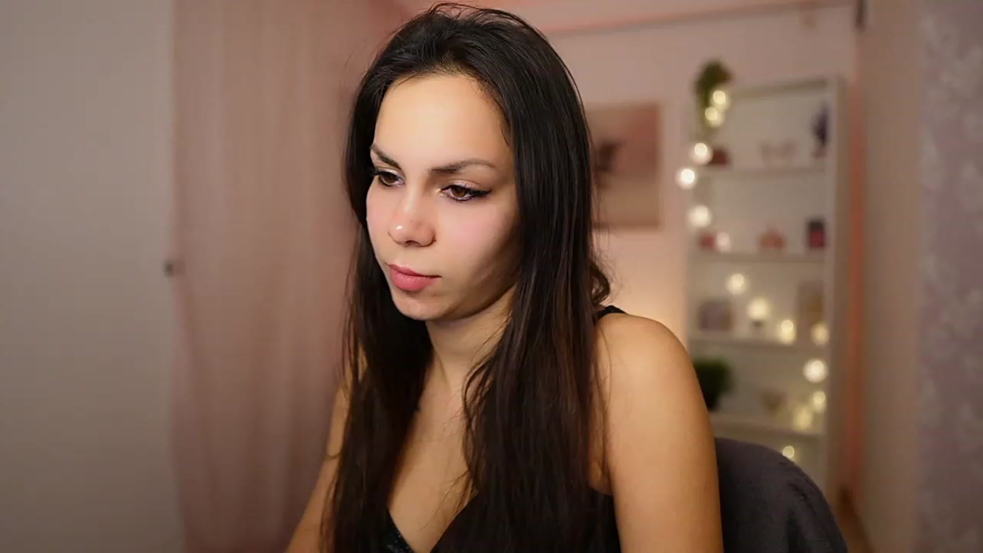 Gallery image thumbnail from Kyra_Angel's myfreecams stream on, 01/29/2024, 21:30 image 7 of 20