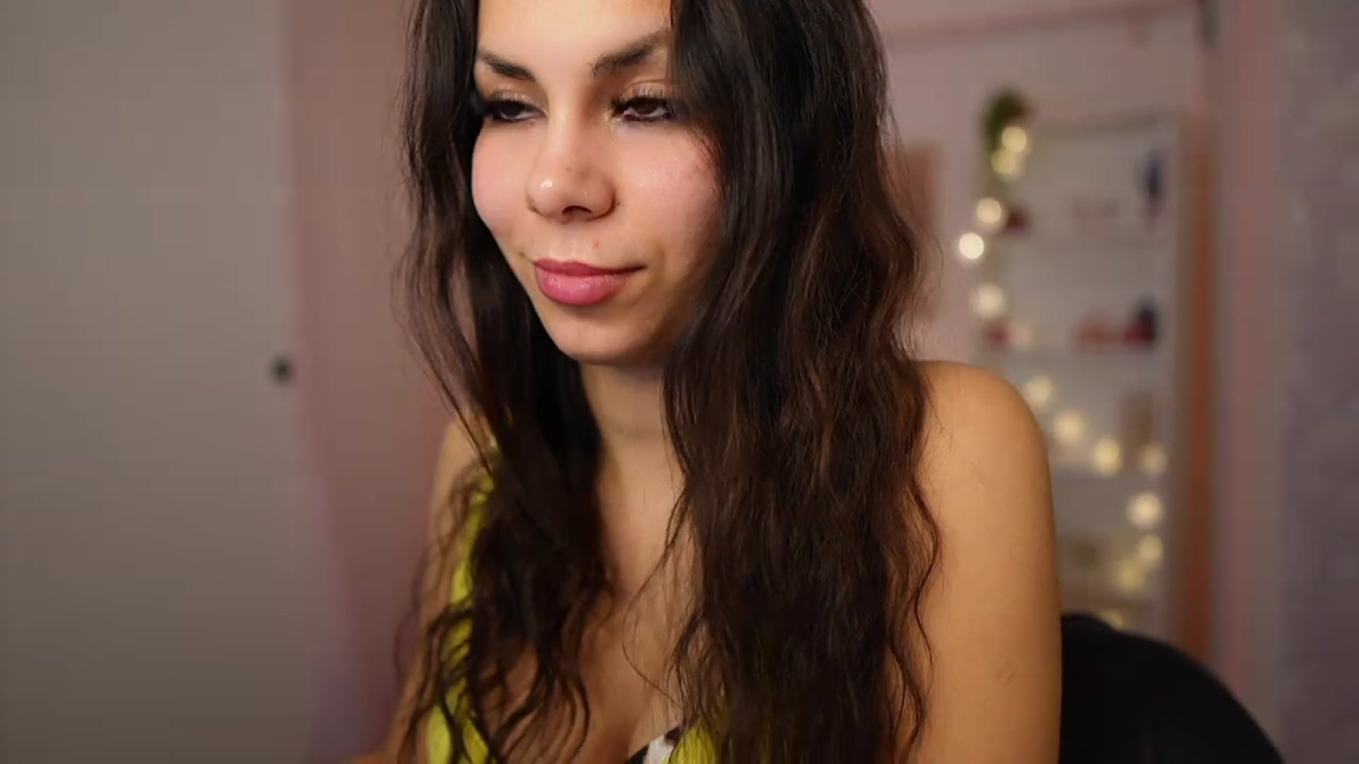 Gallery image thumbnail from Kyra_Angel's myfreecams stream on, 02/06/2024, 20:50 image 17 of 20