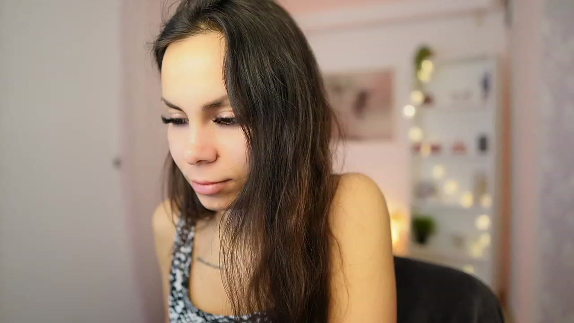 Gallery image thumbnail from Kyra_Angel's myfreecams stream on, 02/13/2024, 24:16 image 4 of 20
