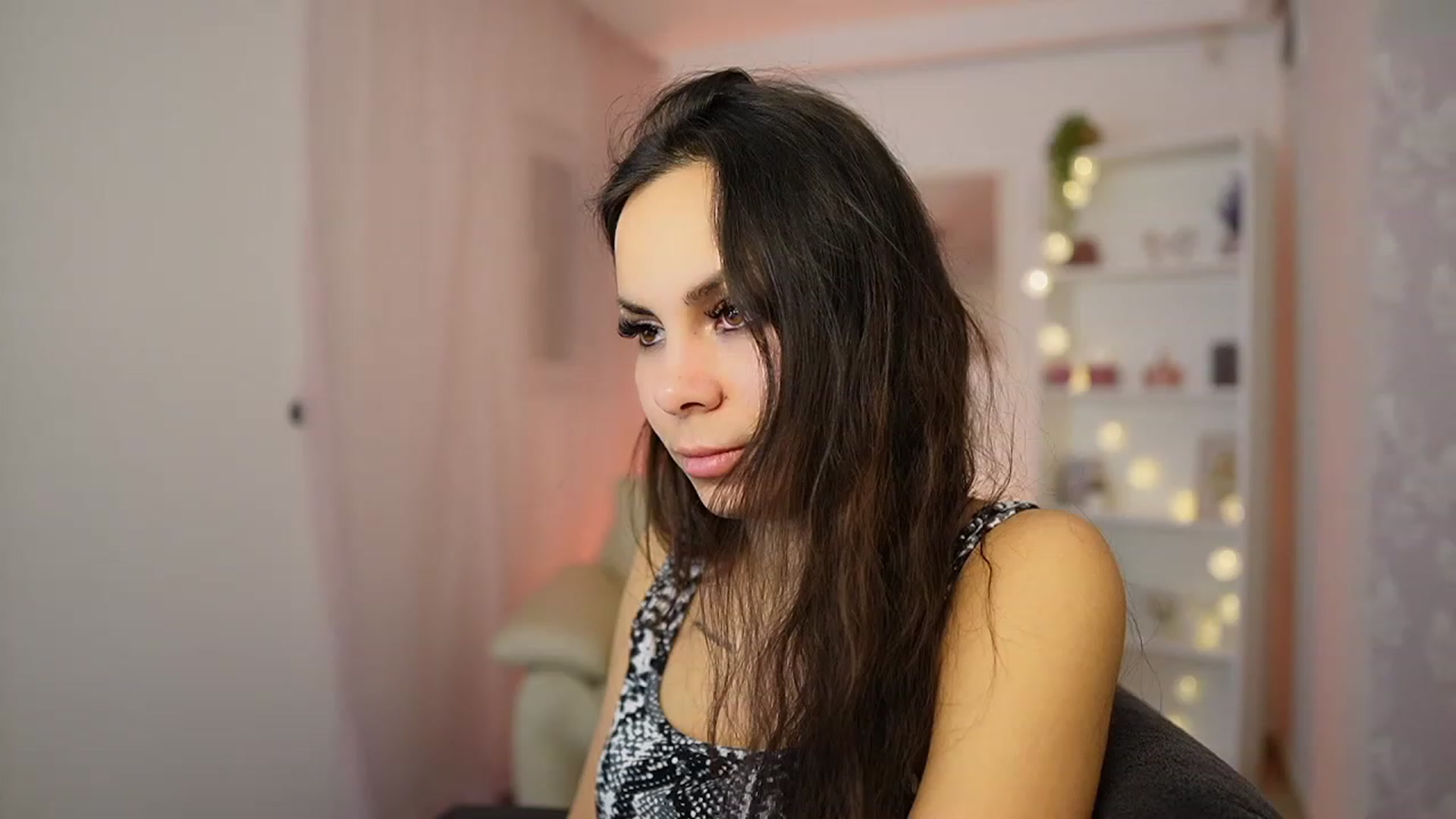 Gallery image thumbnail from Kyra_Angel's myfreecams stream on, 02/13/2024, 24:16 image 6 of 20