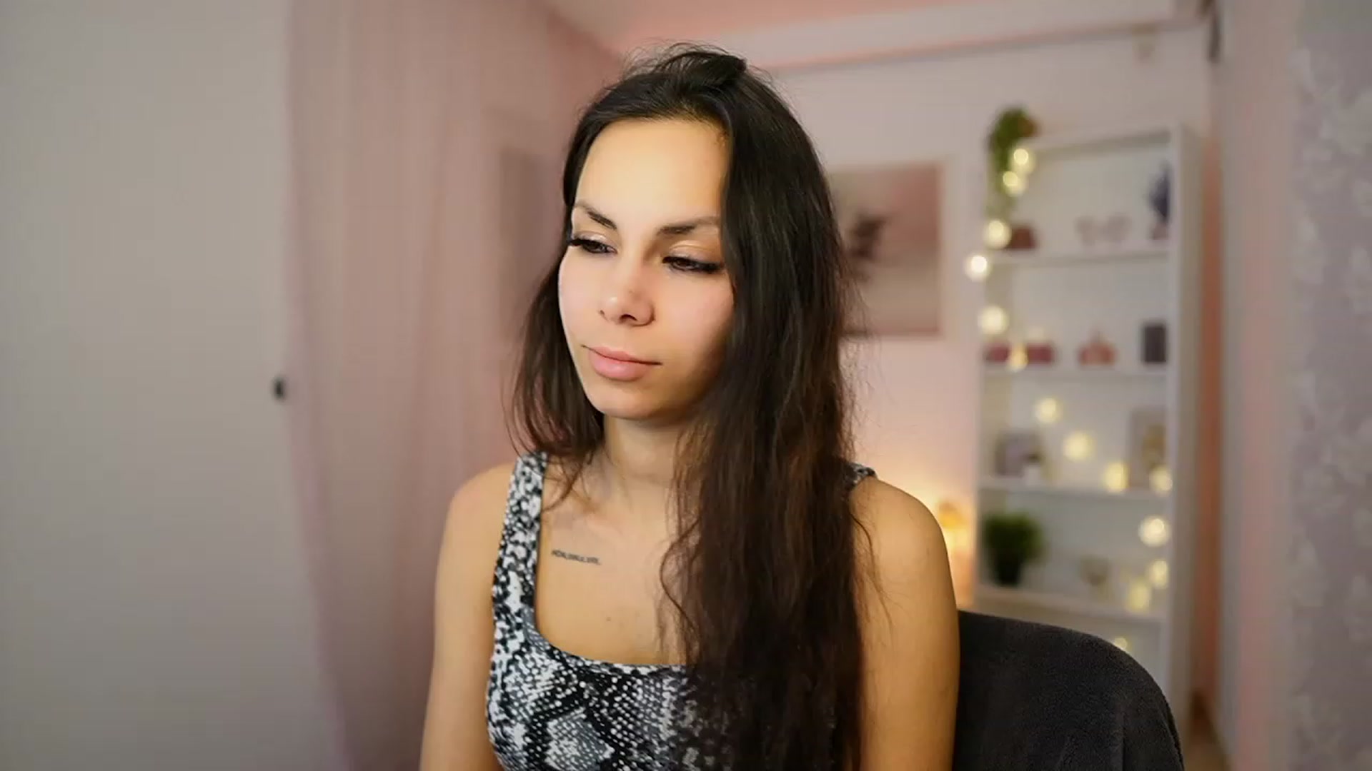 Gallery image thumbnail from Kyra_Angel's myfreecams stream on, 02/13/2024, 24:16 image 16 of 20