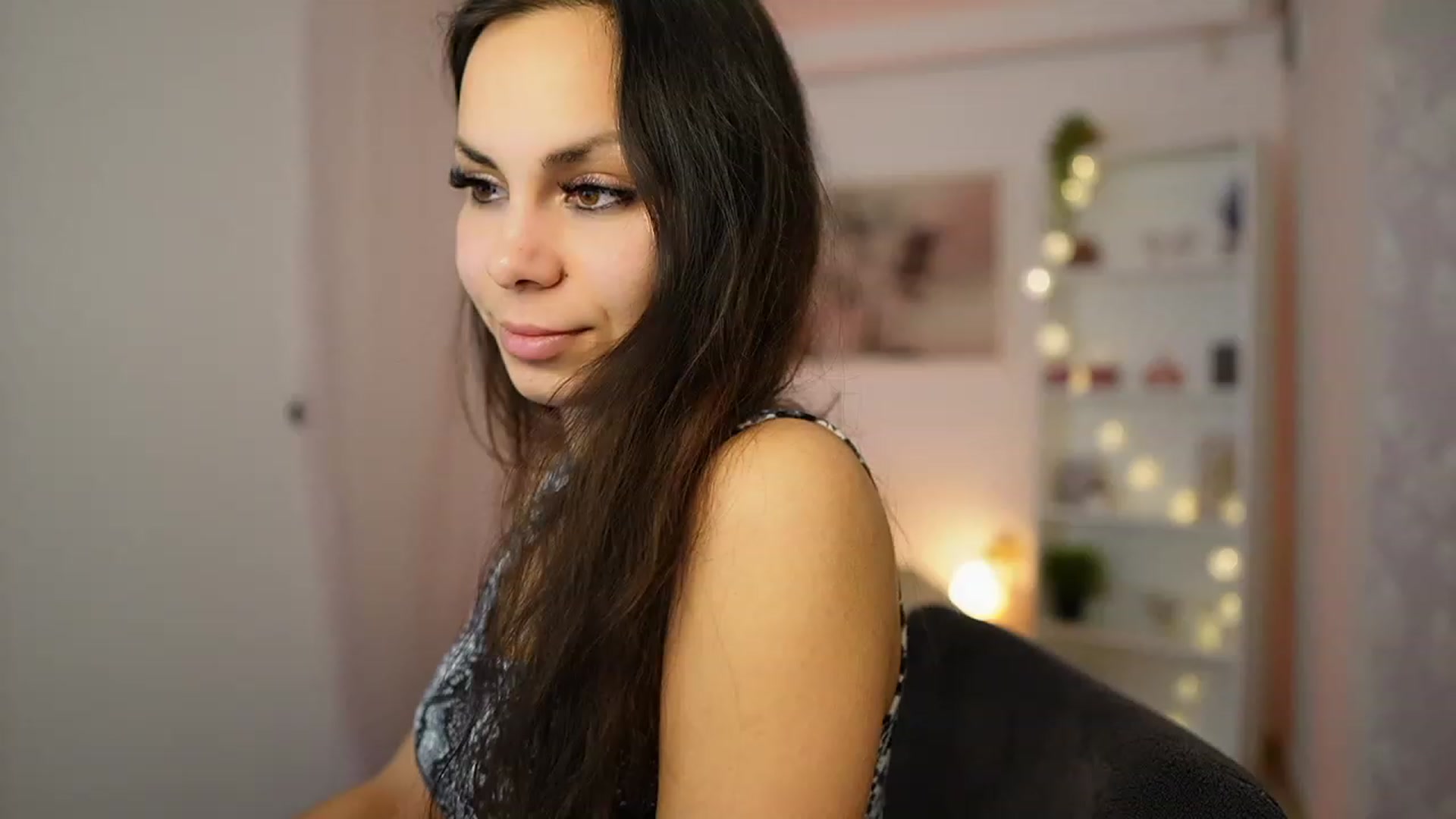 Gallery image thumbnail from Kyra_Angel's myfreecams stream on, 02/13/2024, 24:16 image 14 of 20