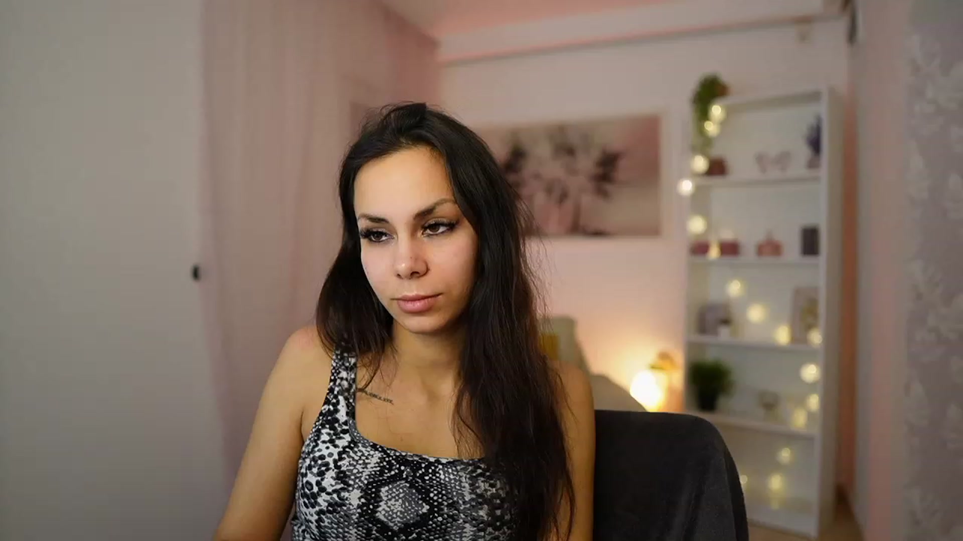 Gallery image thumbnail from Kyra_Angel's myfreecams stream on, 02/13/2024, 24:16 image 11 of 20