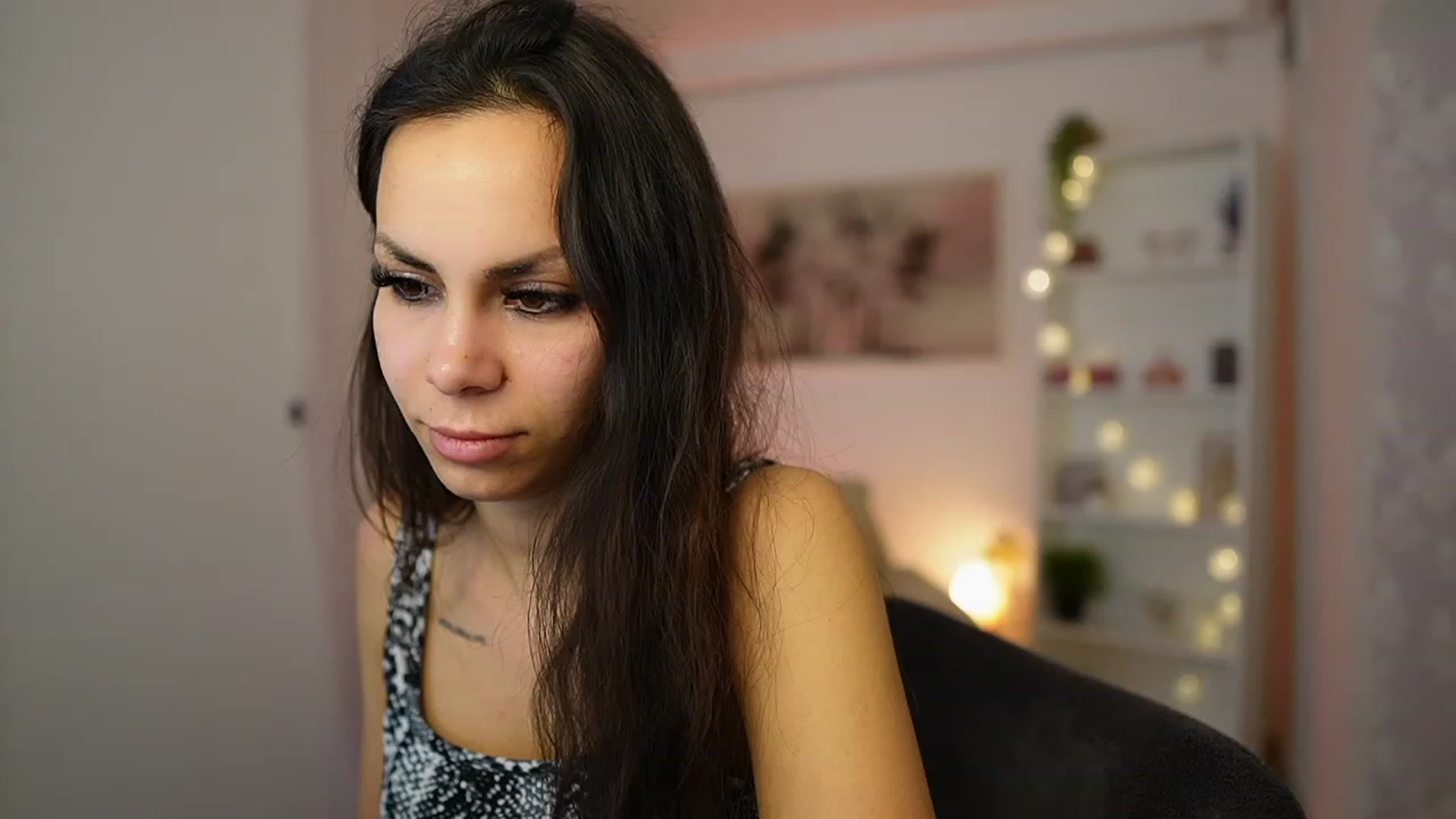 Gallery image thumbnail from Kyra_Angel's myfreecams stream on, 02/13/2024, 24:16 image 8 of 20