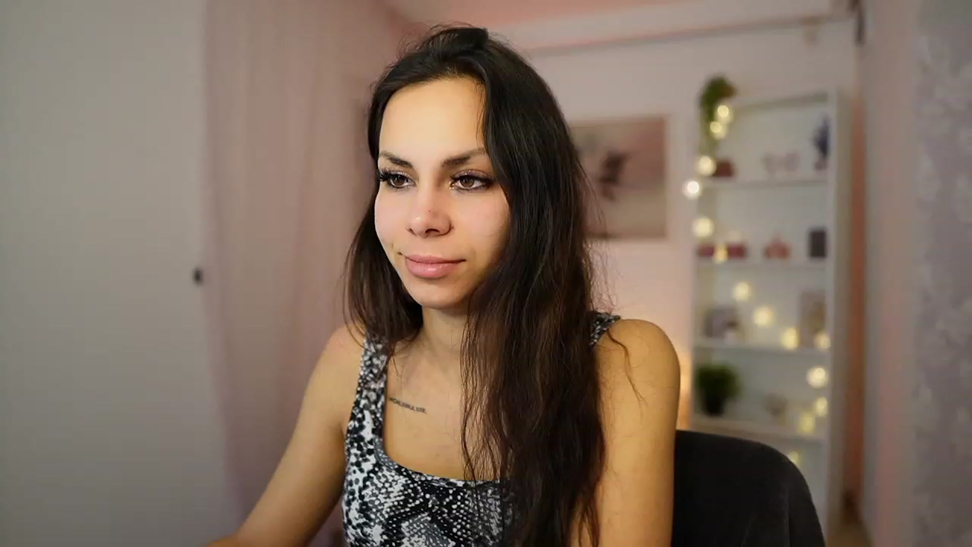 Gallery image thumbnail from Kyra_Angel's myfreecams stream on, 02/13/2024, 24:16 image 9 of 20