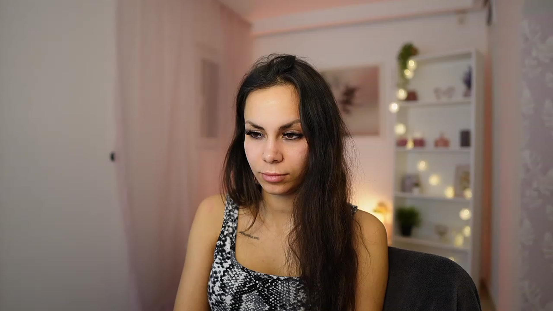 Gallery image thumbnail from Kyra_Angel's myfreecams stream on, 02/13/2024, 24:16 image 18 of 20
