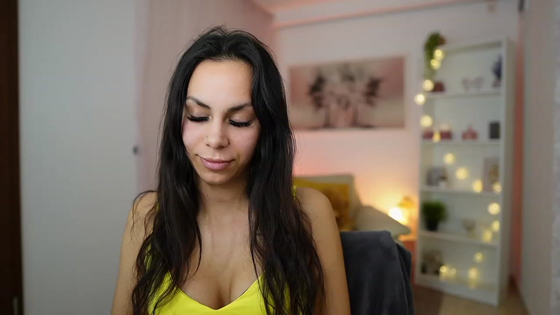 Gallery image thumbnail from Kyra_Angel's myfreecams stream on, 02/14/2024, 21:14 image 17 of 20