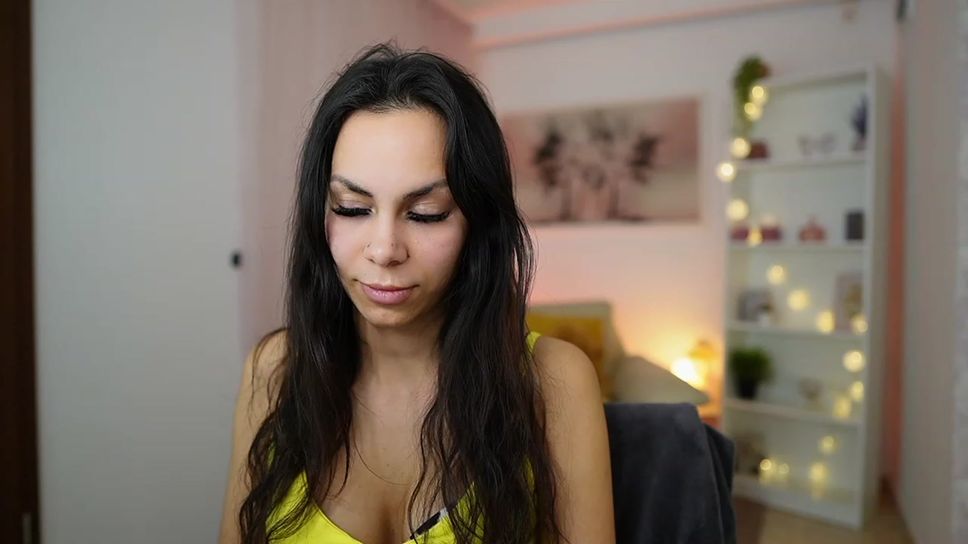 Gallery image thumbnail from Kyra_Angel's myfreecams stream on, 02/14/2024, 21:14 image 14 of 20