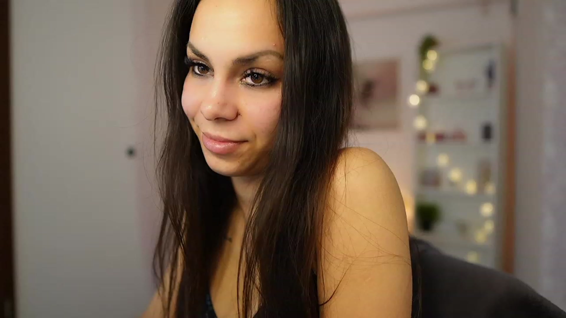 Gallery image thumbnail from Kyra_Angel's myfreecams stream on, 02/17/2024, 24:06 image 1 of 20