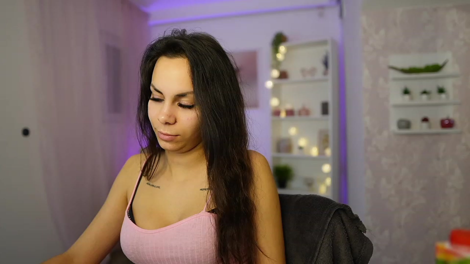 Gallery image thumbnail from Kyra_Angel's myfreecams stream on, 02/20/2024, 23:45 image 1 of 20