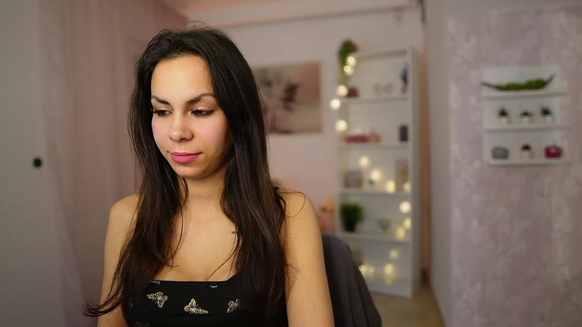 Gallery image thumbnail from Kyra_Angel's myfreecams stream on, 03/05/2024, 21:06 image 17 of 20