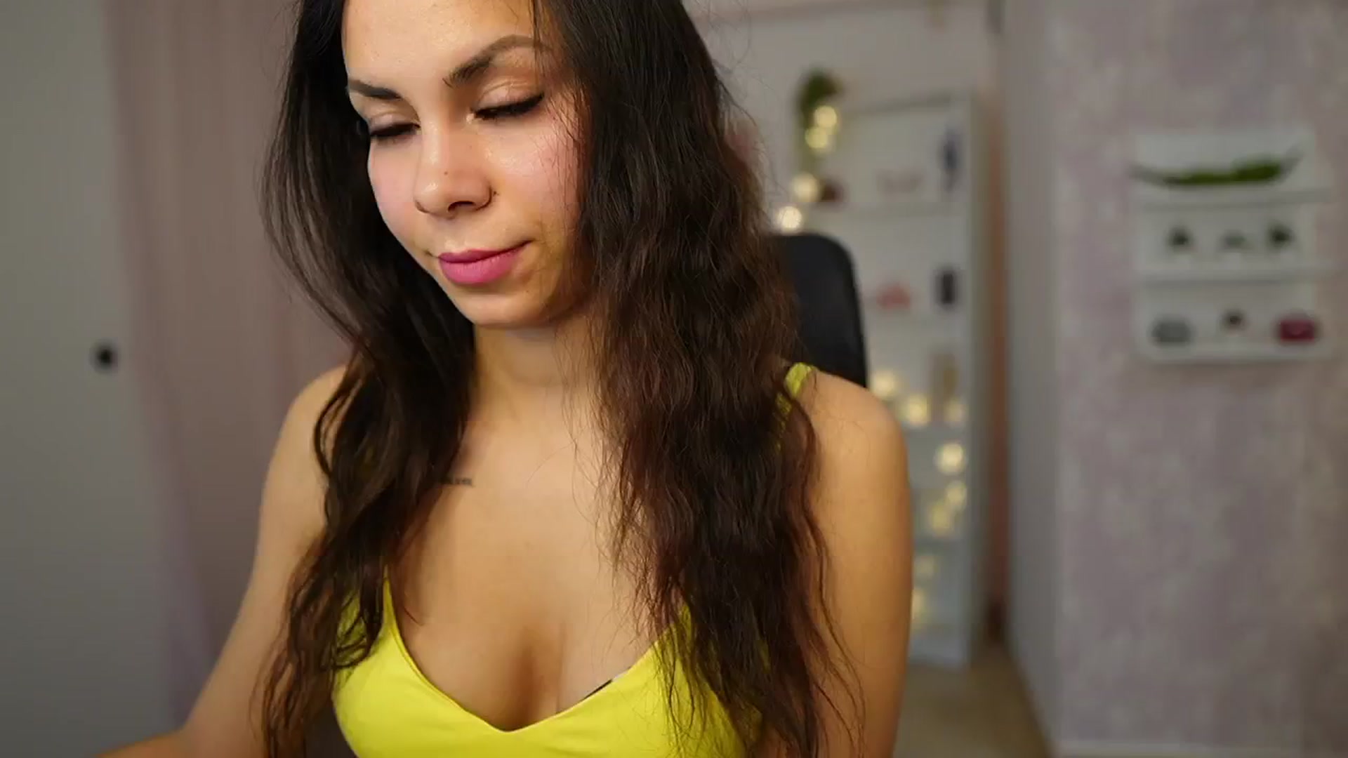 Gallery image thumbnail from Kyra_Angel's myfreecams stream on, 03/12/2024, 20:11 image 19 of 20