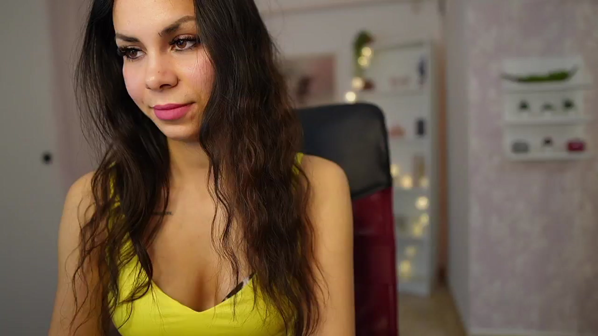 Gallery image thumbnail from Kyra_Angel's myfreecams stream on, 03/12/2024, 20:11 image 14 of 20