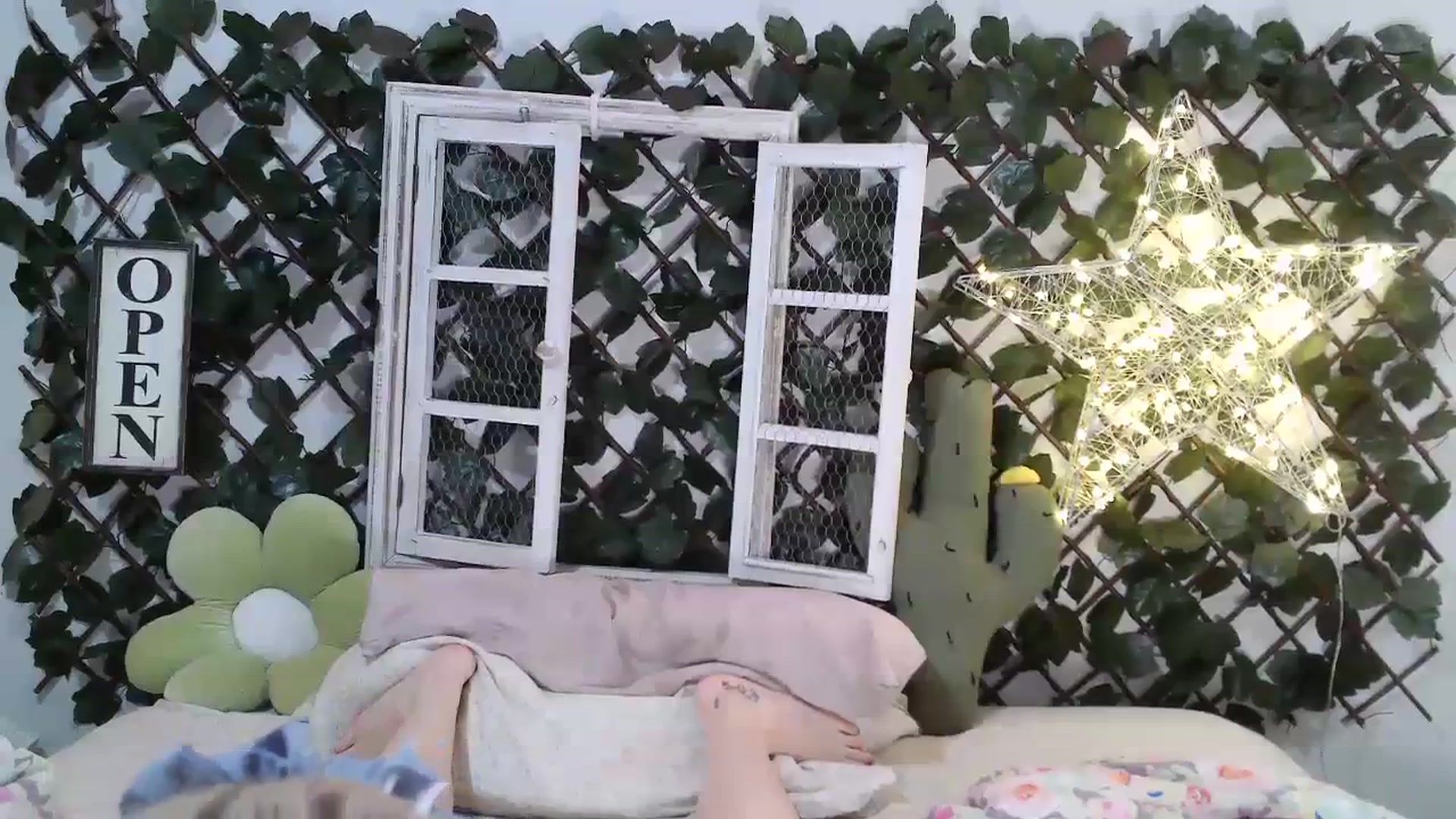 Gallery image thumbnail from Kysquirts's myfreecams stream on, 06/21/2023, 03:31 image 12 of 20