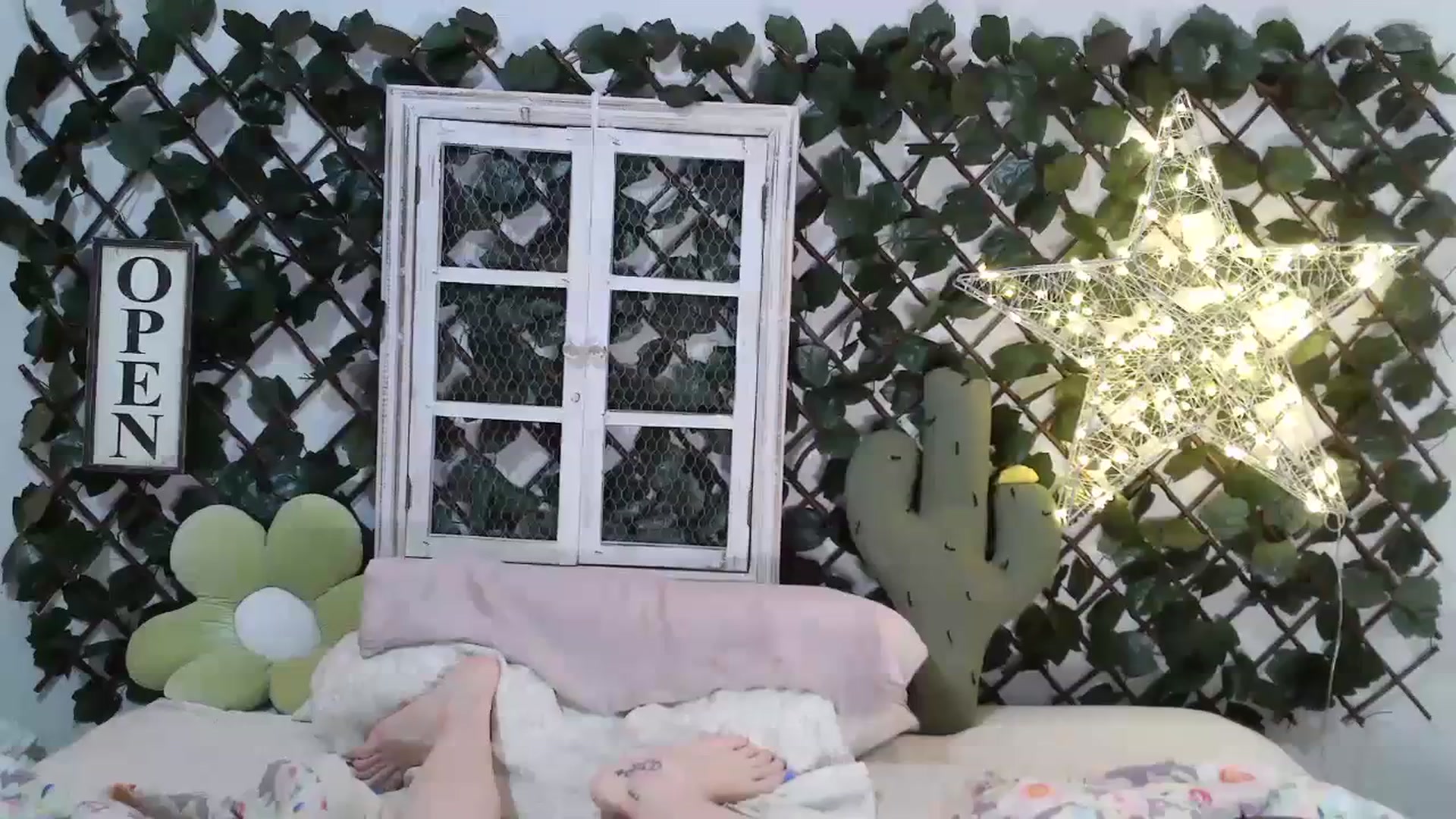 Gallery image thumbnail from Kysquirts's myfreecams stream on, 06/21/2023, 03:31 image 18 of 20