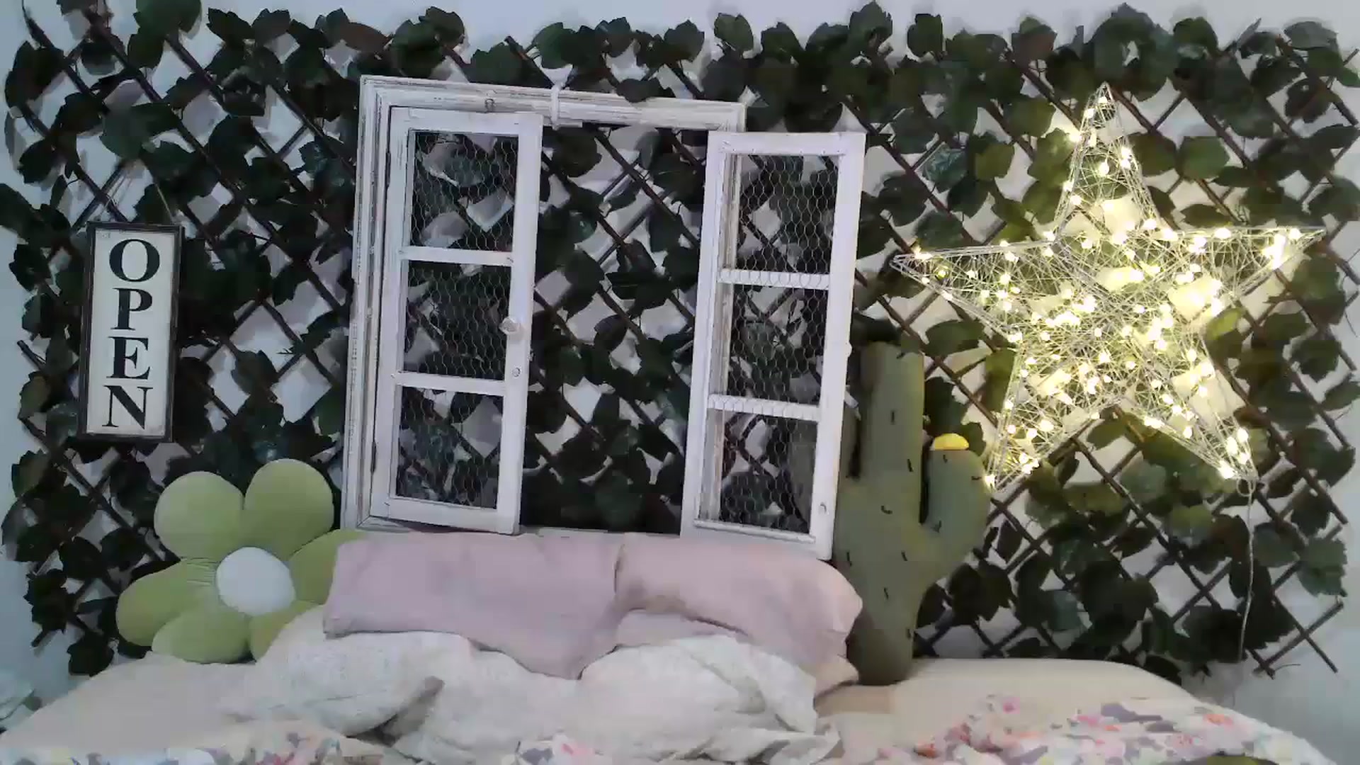 Gallery image thumbnail from Kysquirts's myfreecams stream on, 06/21/2023, 03:31 image 10 of 20