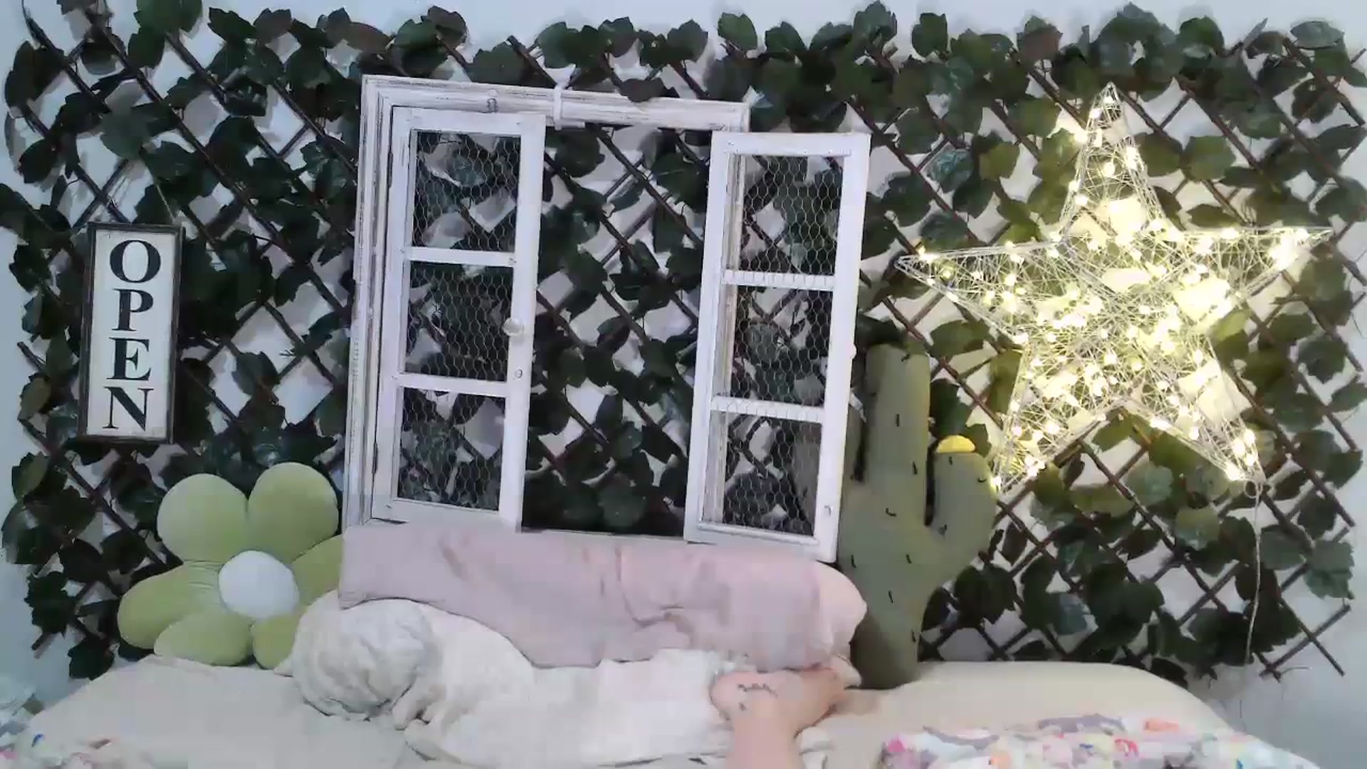 Gallery image thumbnail from Kysquirts's myfreecams stream on, 06/21/2023, 03:31 image 17 of 20