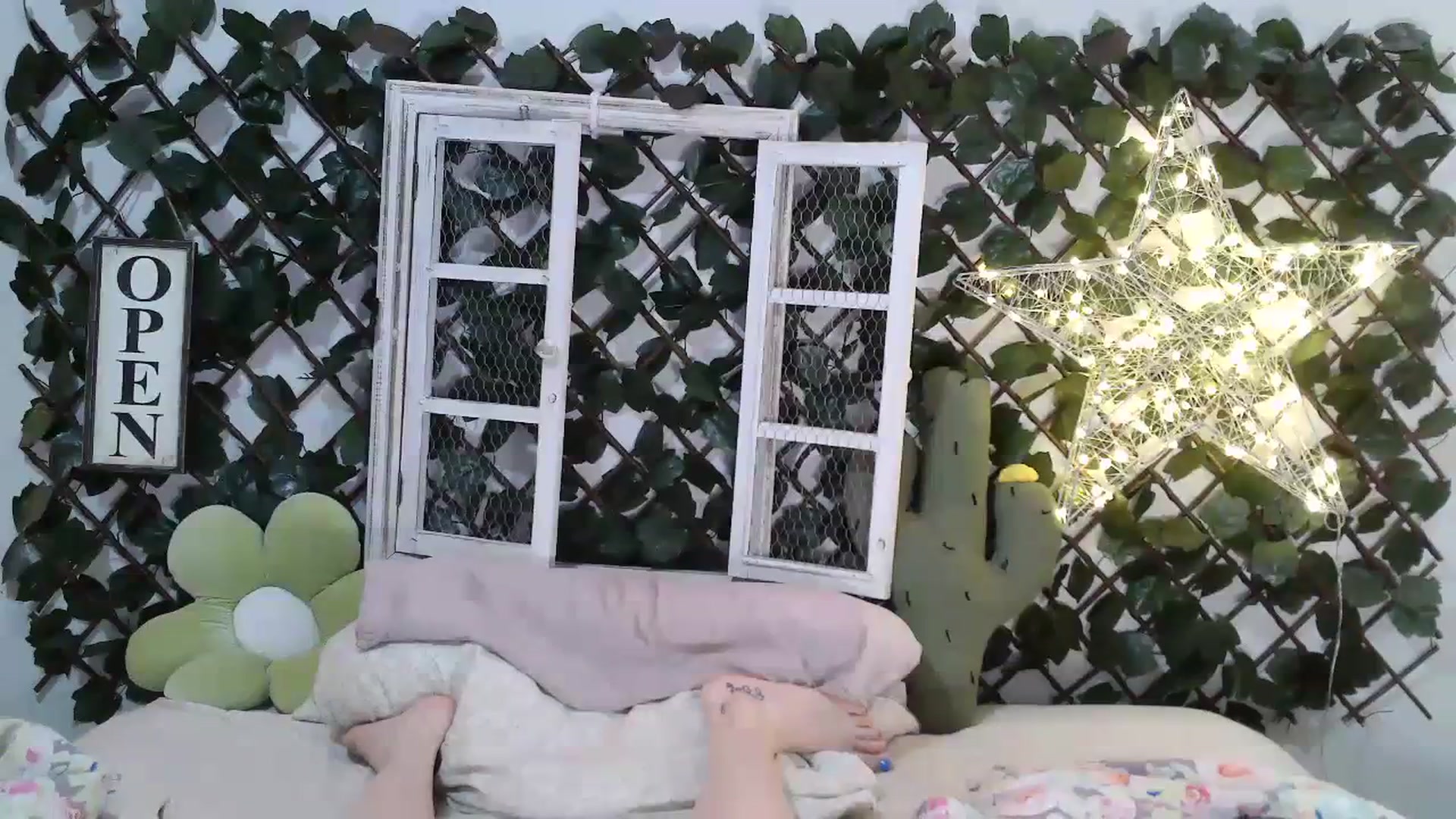 Gallery image thumbnail from Kysquirts's myfreecams stream on, 06/21/2023, 03:31 image 14 of 20
