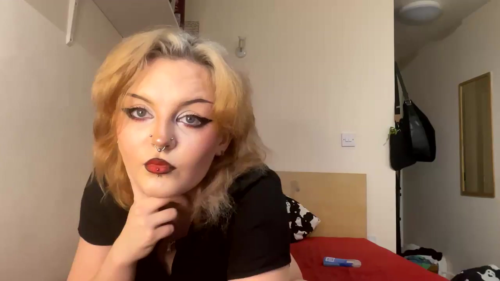 Gallery image thumbnail from LDarling03's myfreecams stream on, 10/18/2024, 17:21 image 2 of 20