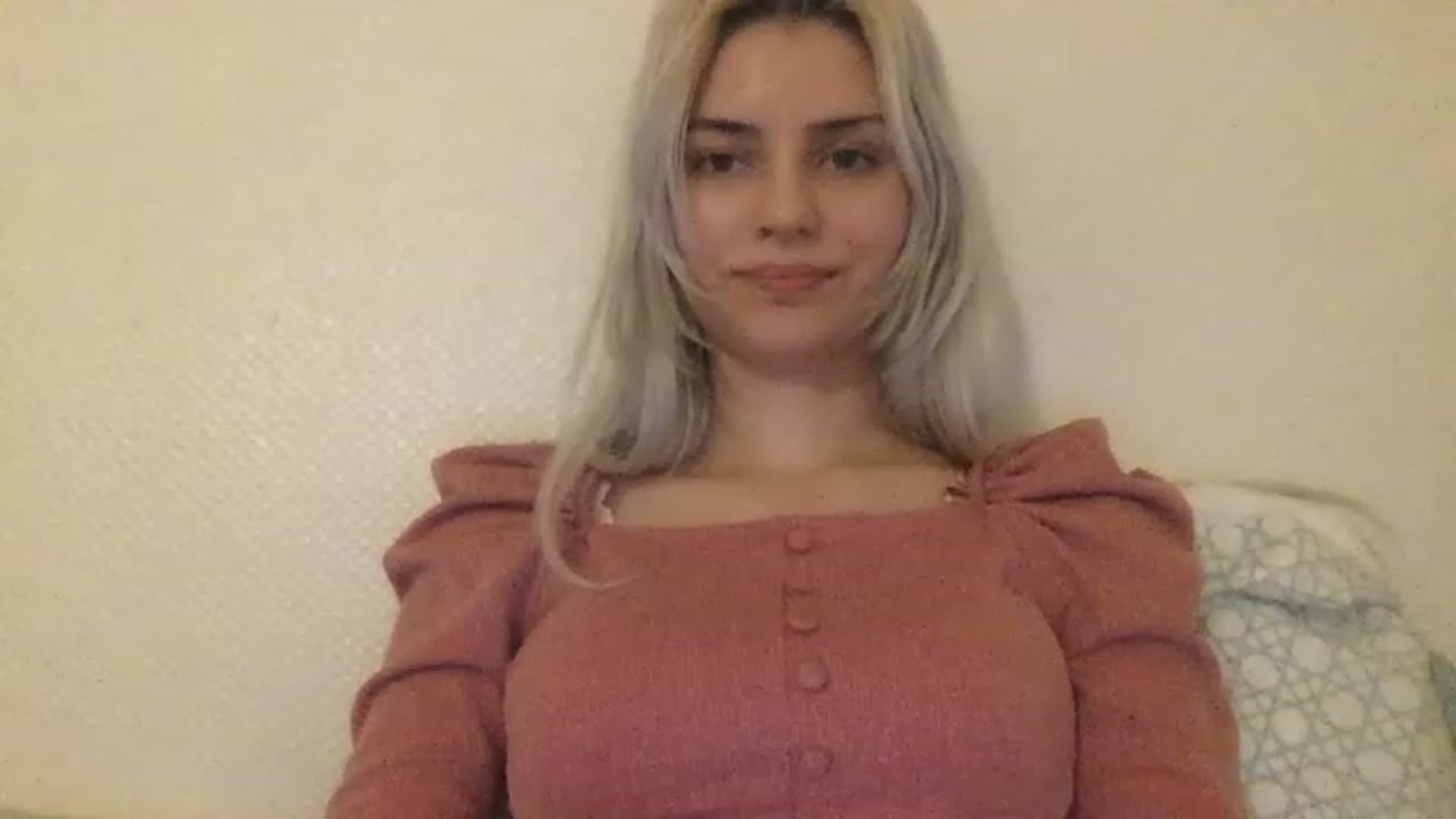 Gallery image thumbnail from LLuckyGirl's myfreecams stream on, 04/13/2023, 24:33 image 7 of 20