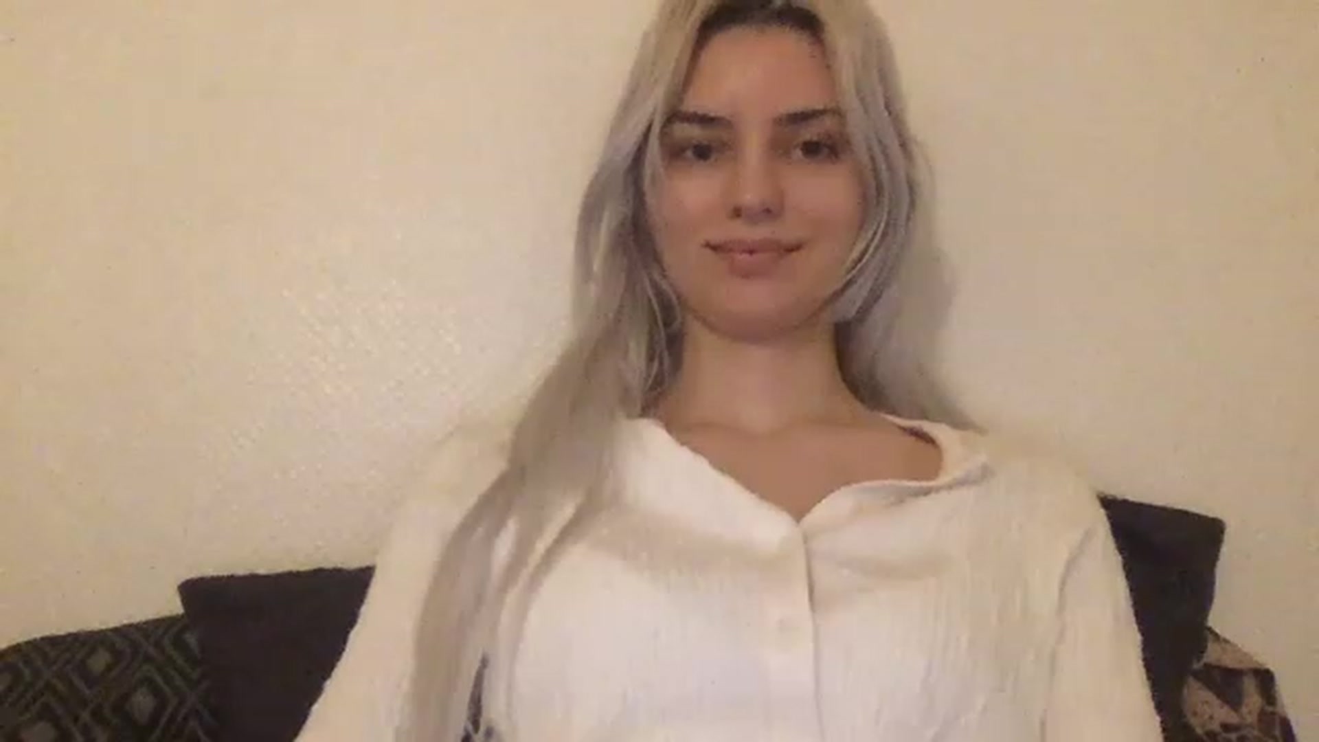 Gallery image thumbnail from LLuckyGirl's myfreecams stream on, 04/16/2023, 02:20 image 3 of 20