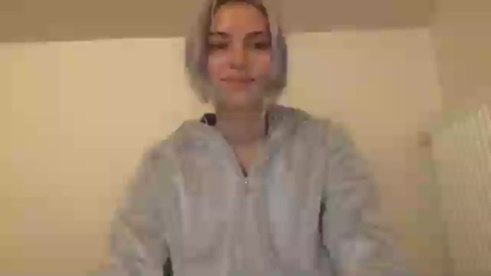 Gallery image thumbnail from LLuckyGirl's myfreecams stream on, 06/16/2024, 24:45 image 18 of 20