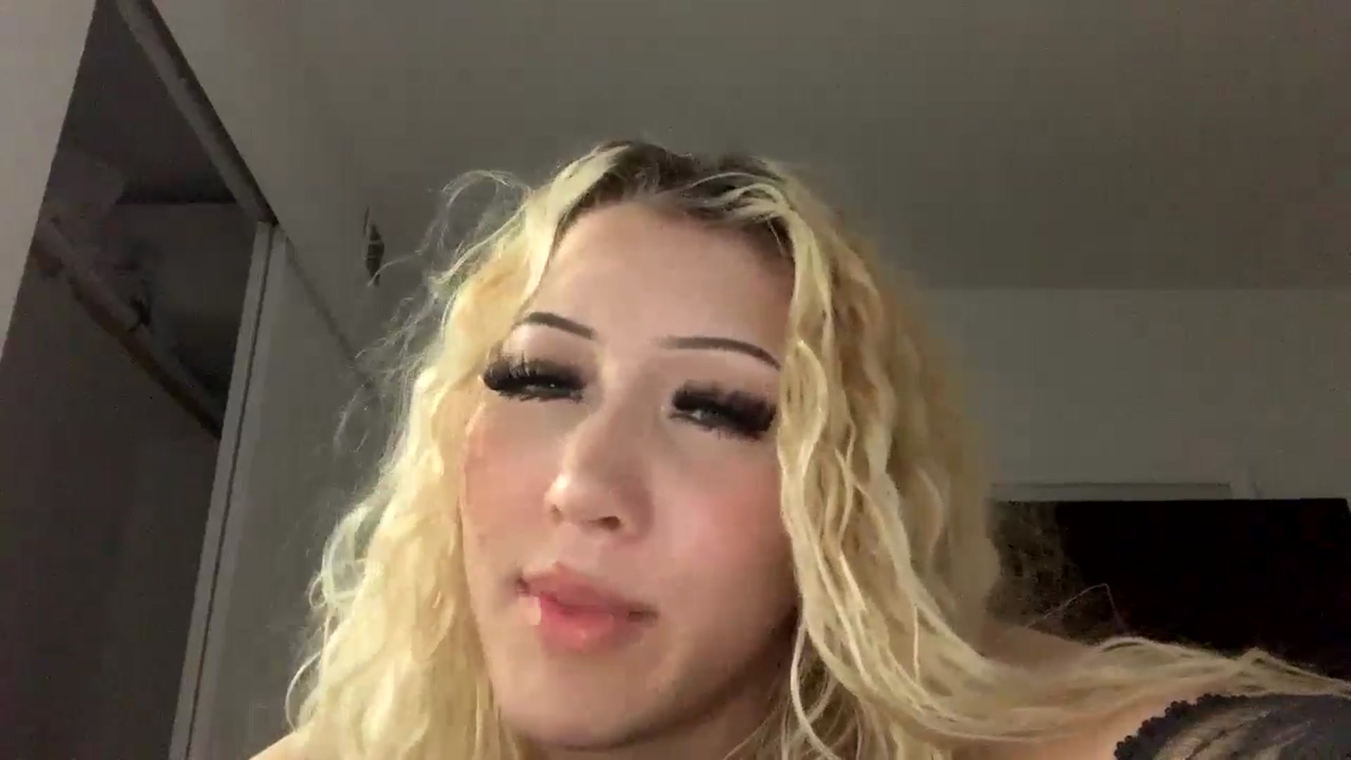 Gallery image thumbnail from LOLABUNNY0's myfreecams stream on, 10/18/2024, 08:34 image 14 of 20