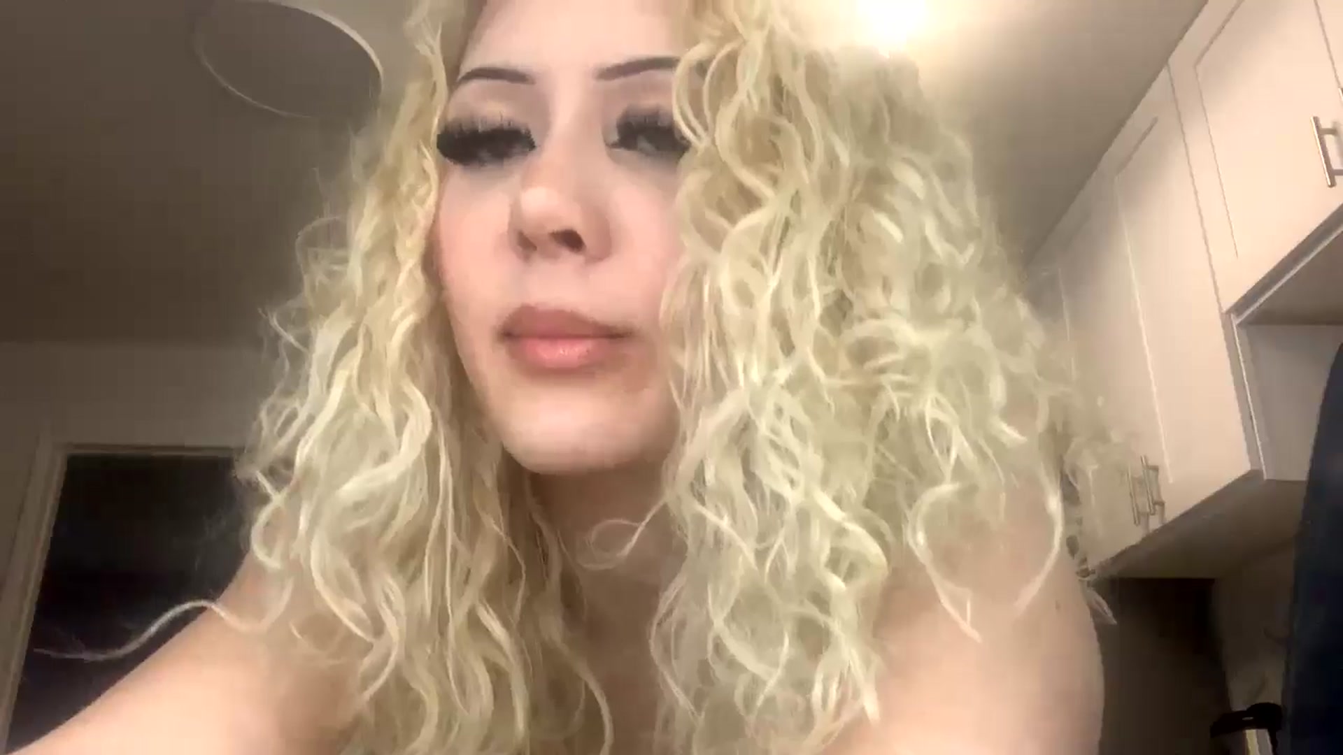 Gallery image thumbnail from LOLABUNNY0's myfreecams stream on, 10/22/2024, 08:21 image 16 of 20