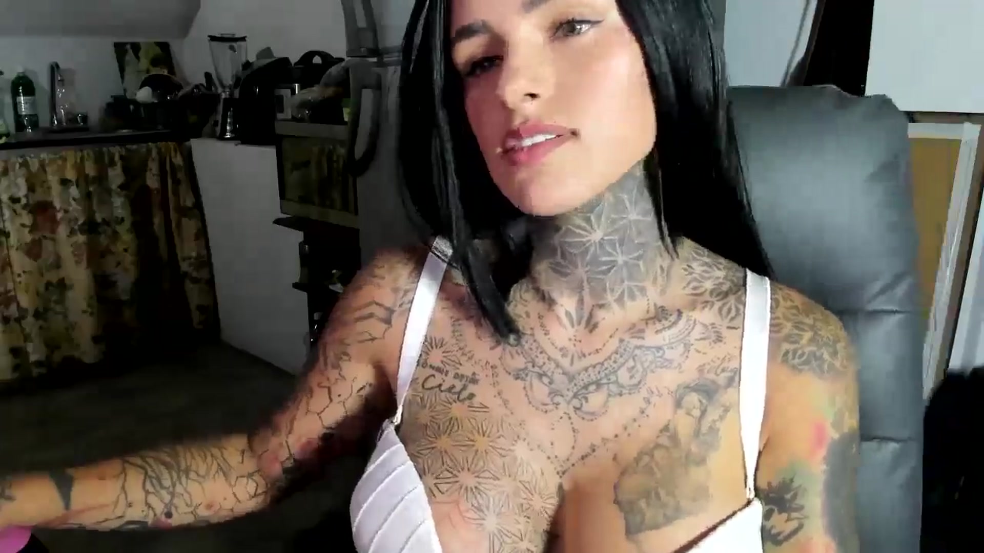 Gallery image thumbnail from LORETTA_1's myfreecams stream on, 10/22/2025, 03:14 image 4 of 20
