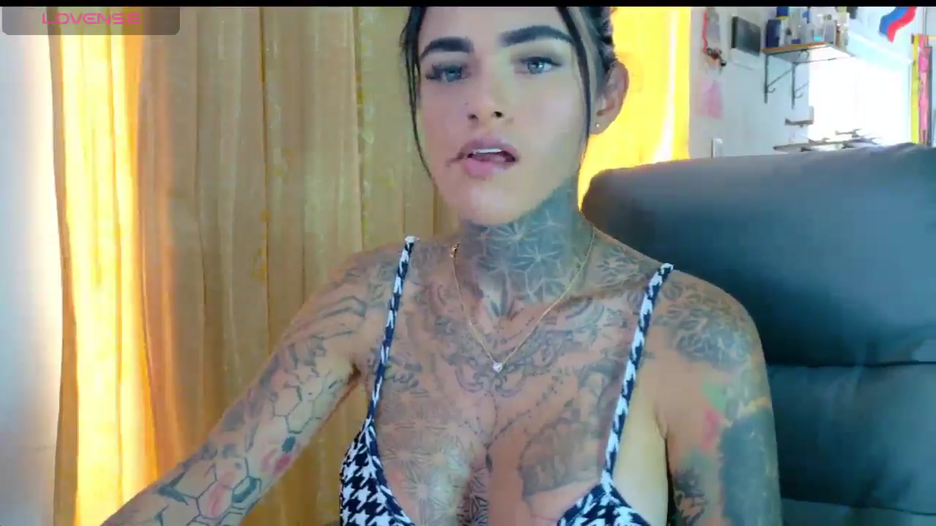 Gallery image thumbnail from LORETTA_1's myfreecams stream on, 04/15/2026, 19:33 image 3 of 20