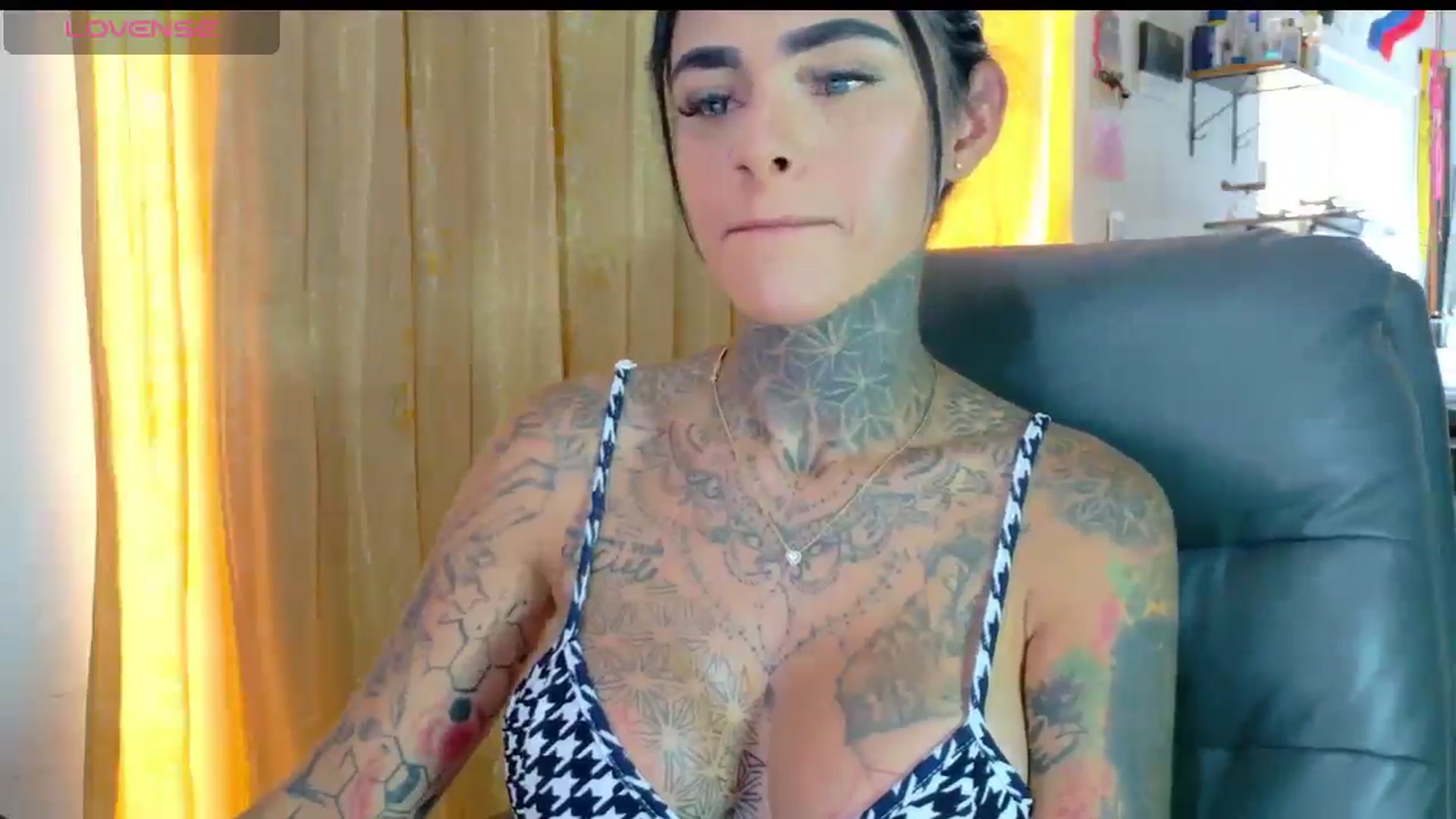 Gallery image thumbnail from LORETTA_1's myfreecams stream on, 04/15/2026, 19:33 image 2 of 20