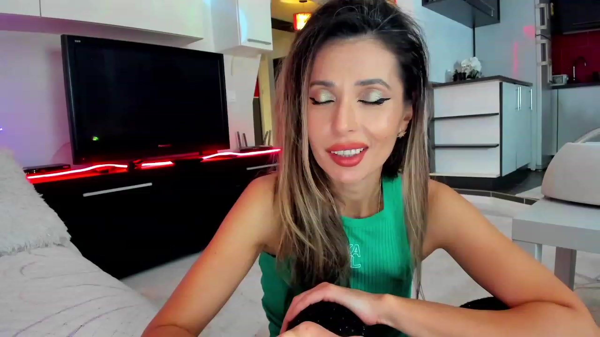 Gallery image thumbnail from LOVE4Romance's myfreecams stream on, 11/21/2023, 24:35 image 4 of 20