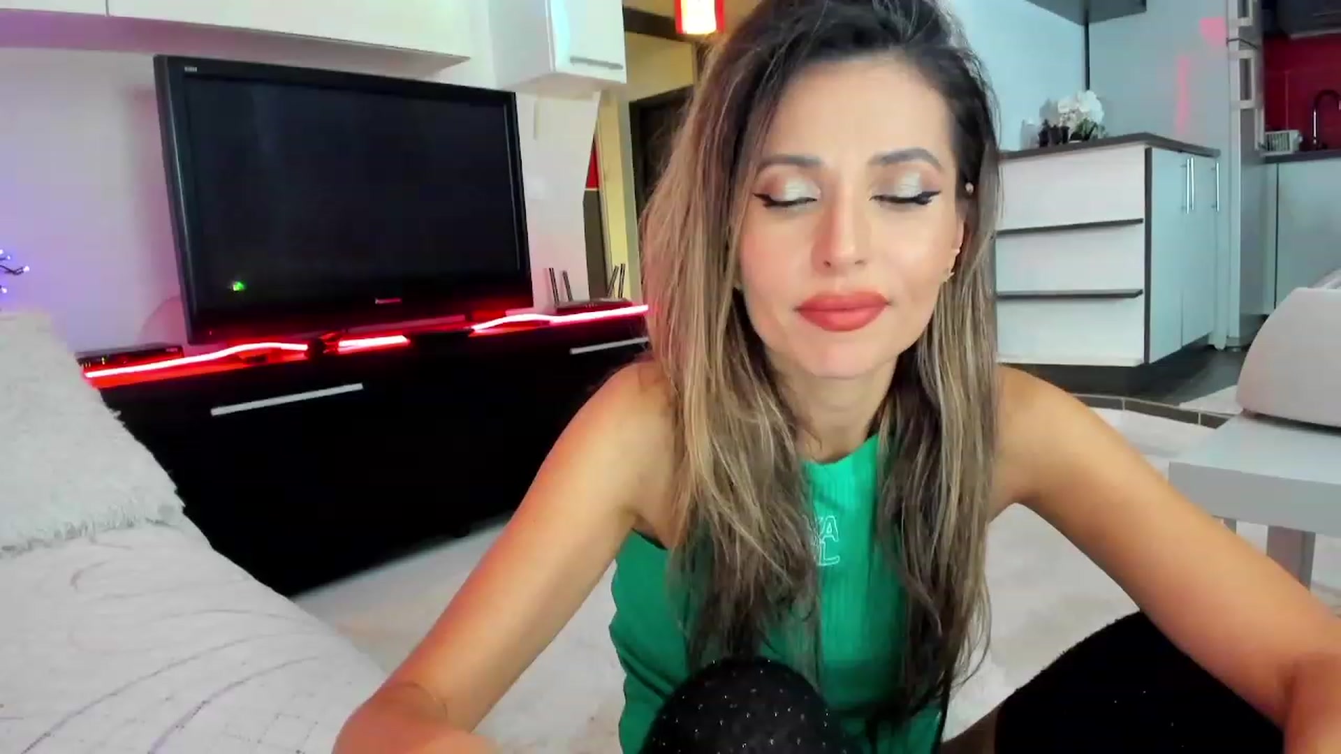Gallery image thumbnail from LOVE4Romance's myfreecams stream on, 11/21/2023, 24:35 image 11 of 20