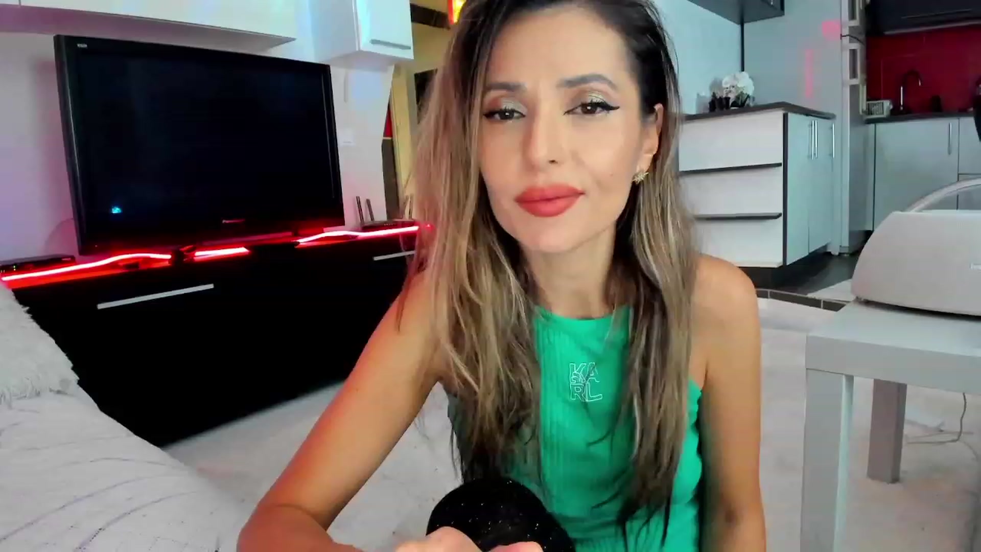 Gallery image thumbnail from LOVE4Romance's myfreecams stream on, 11/21/2023, 24:35 image 18 of 20