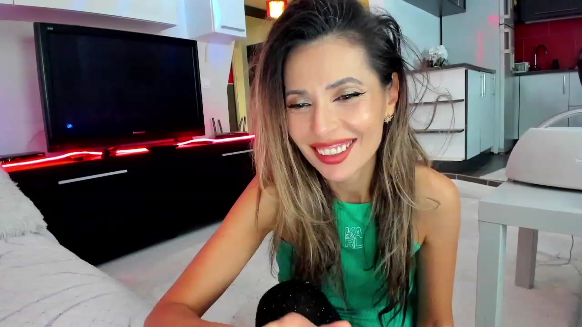 Gallery image thumbnail from LOVE4Romance's myfreecams stream on, 11/21/2023, 24:35 image 20 of 20