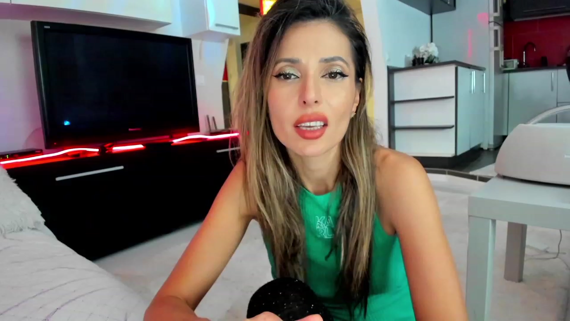 Gallery image thumbnail from LOVE4Romance's myfreecams stream on, 11/21/2023, 24:35 image 17 of 20