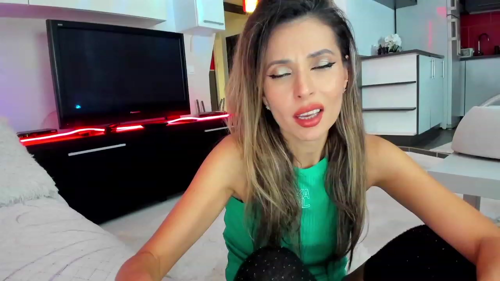 Gallery image thumbnail from LOVE4Romance's myfreecams stream on, 11/21/2023, 24:35 image 10 of 20