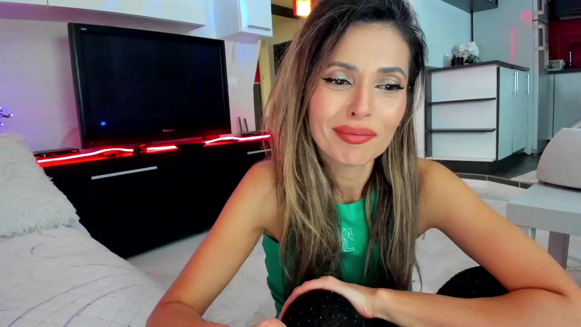 Gallery image thumbnail from LOVE4Romance's myfreecams stream on, 11/21/2023, 24:35 image 13 of 20