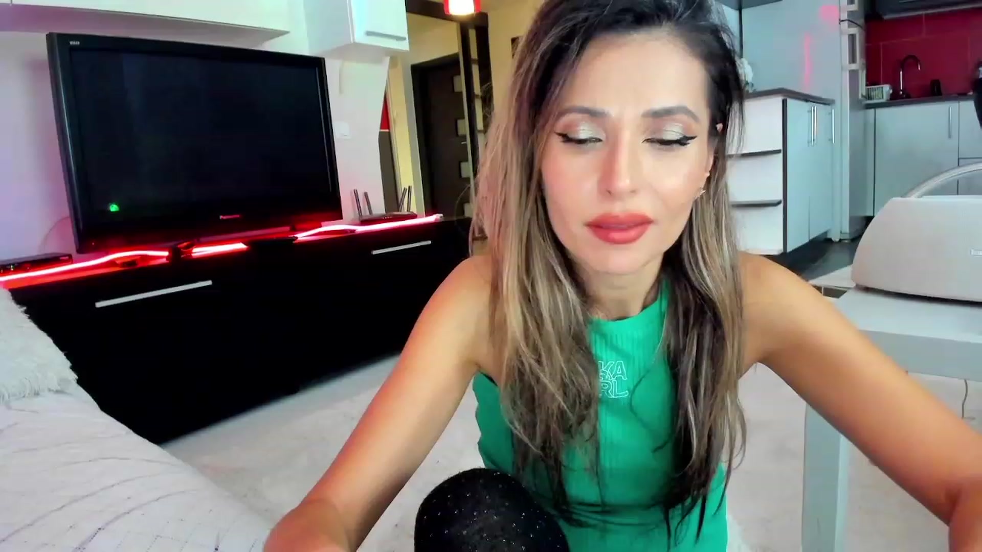 Gallery image thumbnail from LOVE4Romance's myfreecams stream on, 11/21/2023, 24:35 image 15 of 20