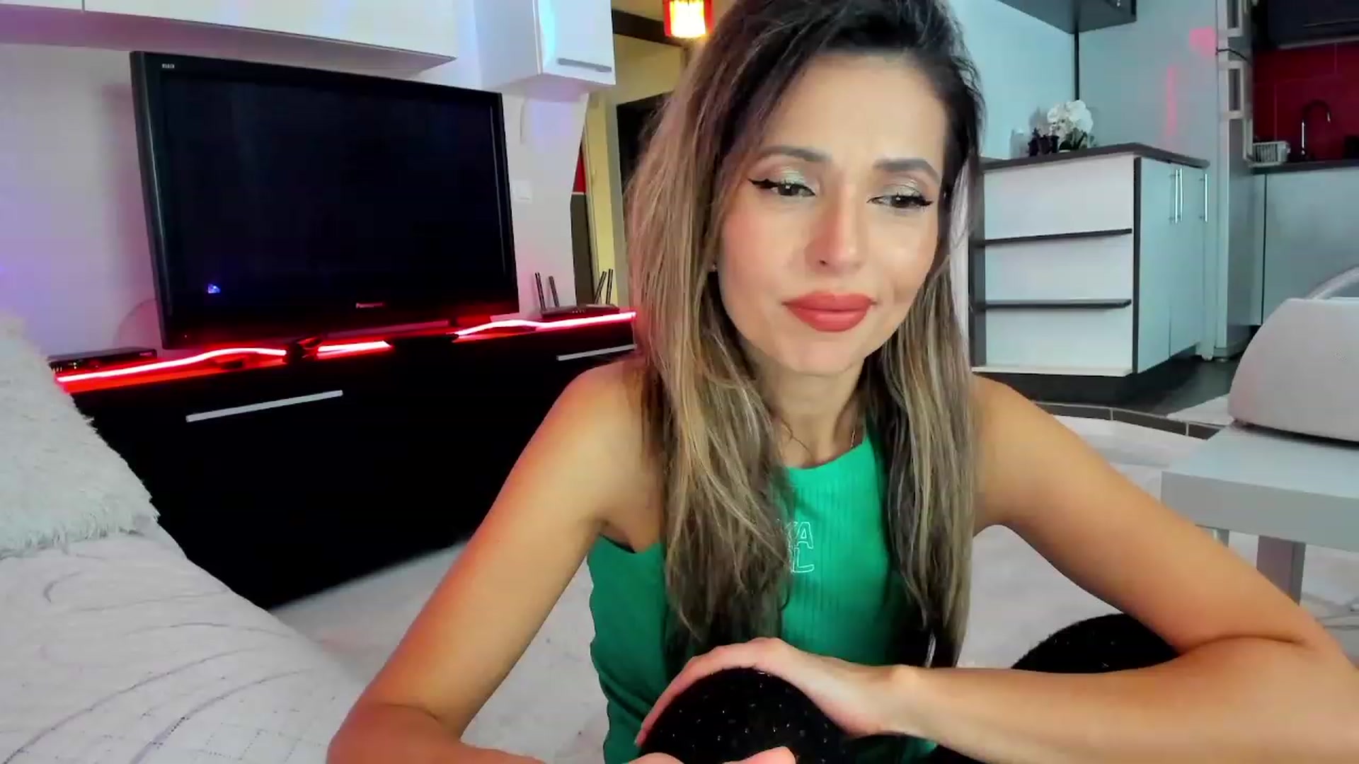 Gallery image thumbnail from LOVE4Romance's myfreecams stream on, 11/21/2023, 24:35 image 9 of 20