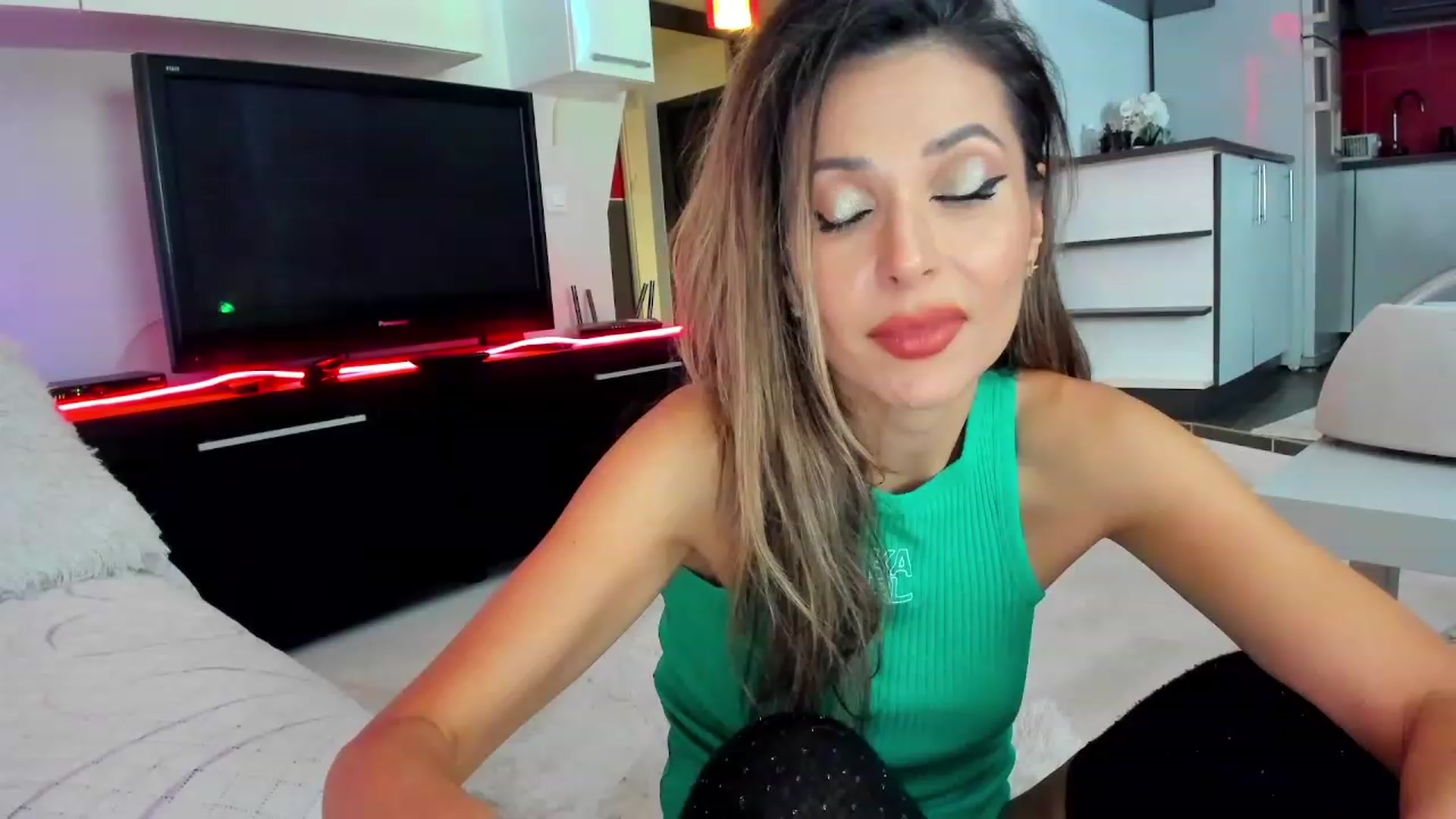 Gallery image thumbnail from LOVE4Romance's myfreecams stream on, 11/21/2023, 24:35 image 8 of 20
