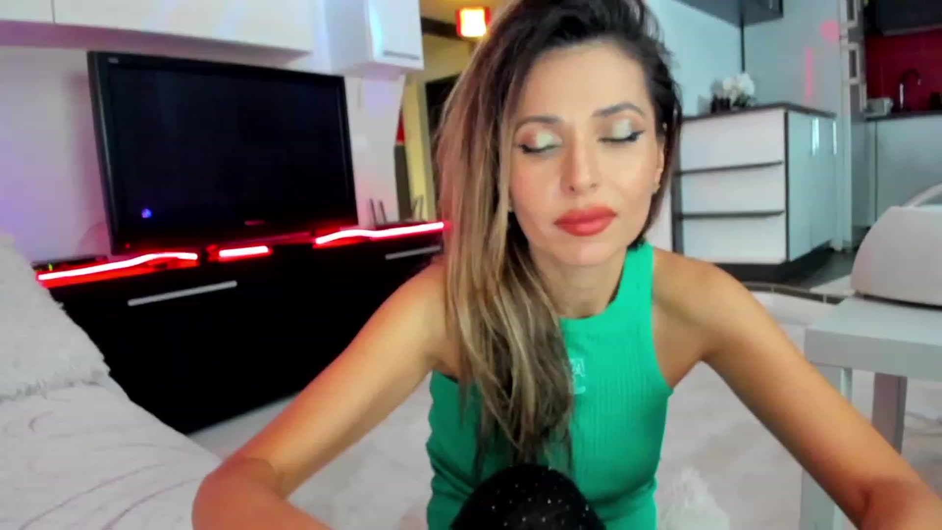Gallery image thumbnail from LOVE4Romance's myfreecams stream on, 11/21/2023, 24:35 image 2 of 20