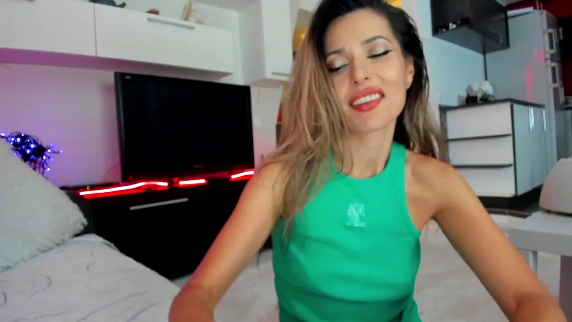 Gallery image thumbnail from LOVE4Romance's myfreecams stream on, 11/21/2023, 03:11 image 16 of 20